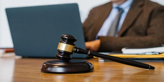 بهترین وکیل در دریاچه چیتگر