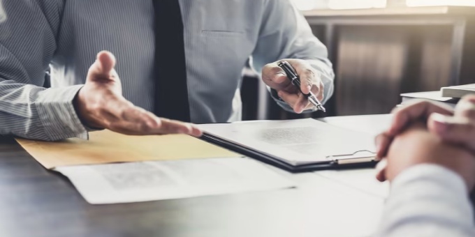 بهترین وکیل در دریاچه چیتگر