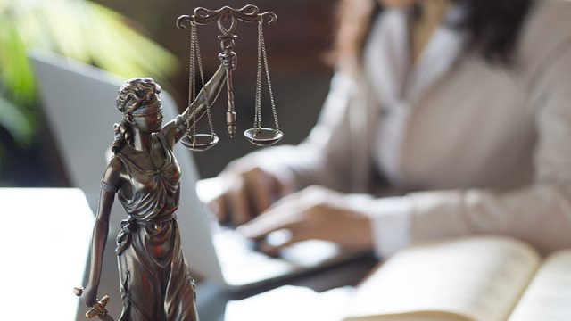 بهترین وکیل میرداماد