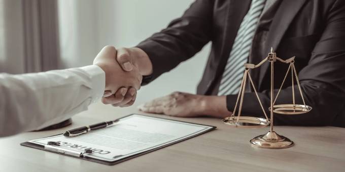 بهترین وکیل علائم تجاری و برند در تهران
